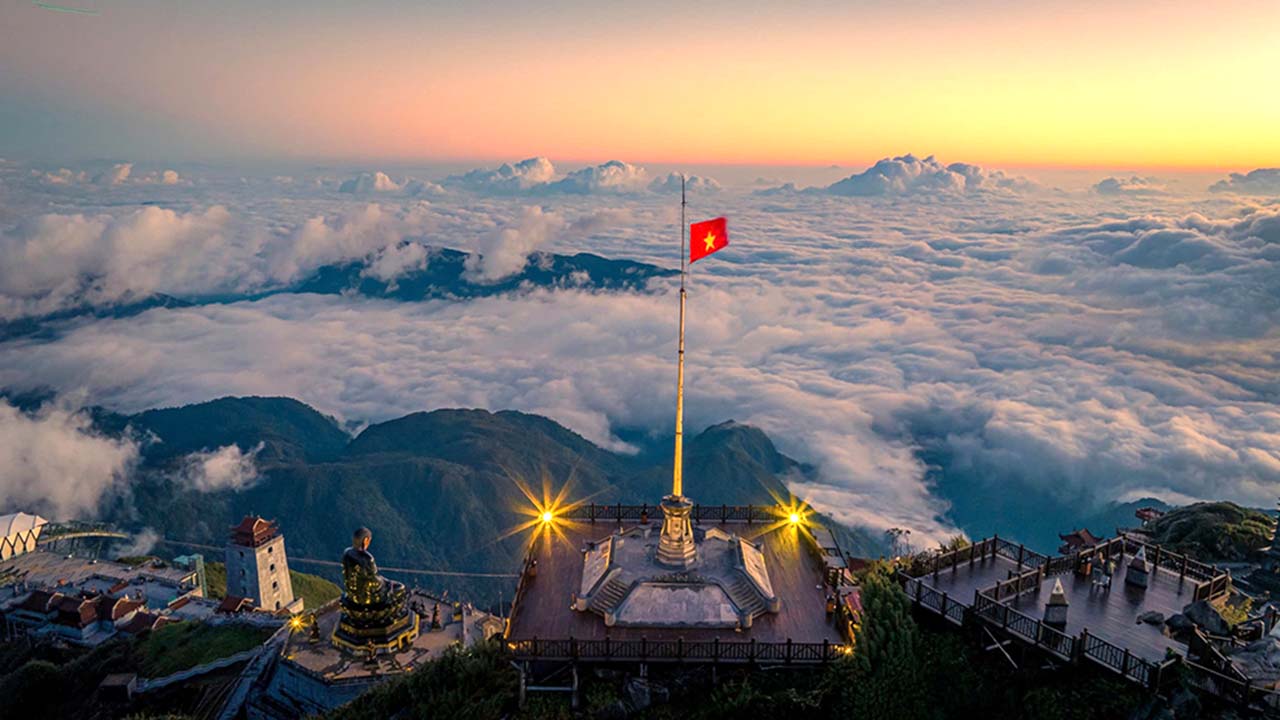 Biển mây bồng bềnh trên đỉnh Fansipan