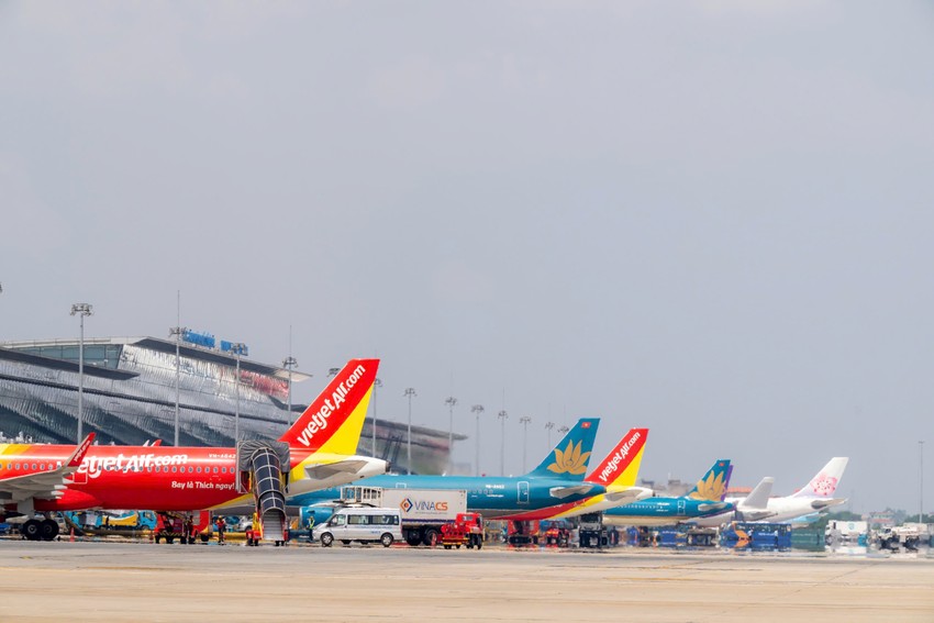 Nhiên liệu căng thẳng, hàng không sắp tăng phụ thu và tạm dừng một số đường bay